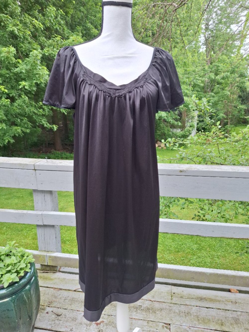Vanity Fair black capped sleeve night gown/nightie. Size Medium - Picture 6 of 7